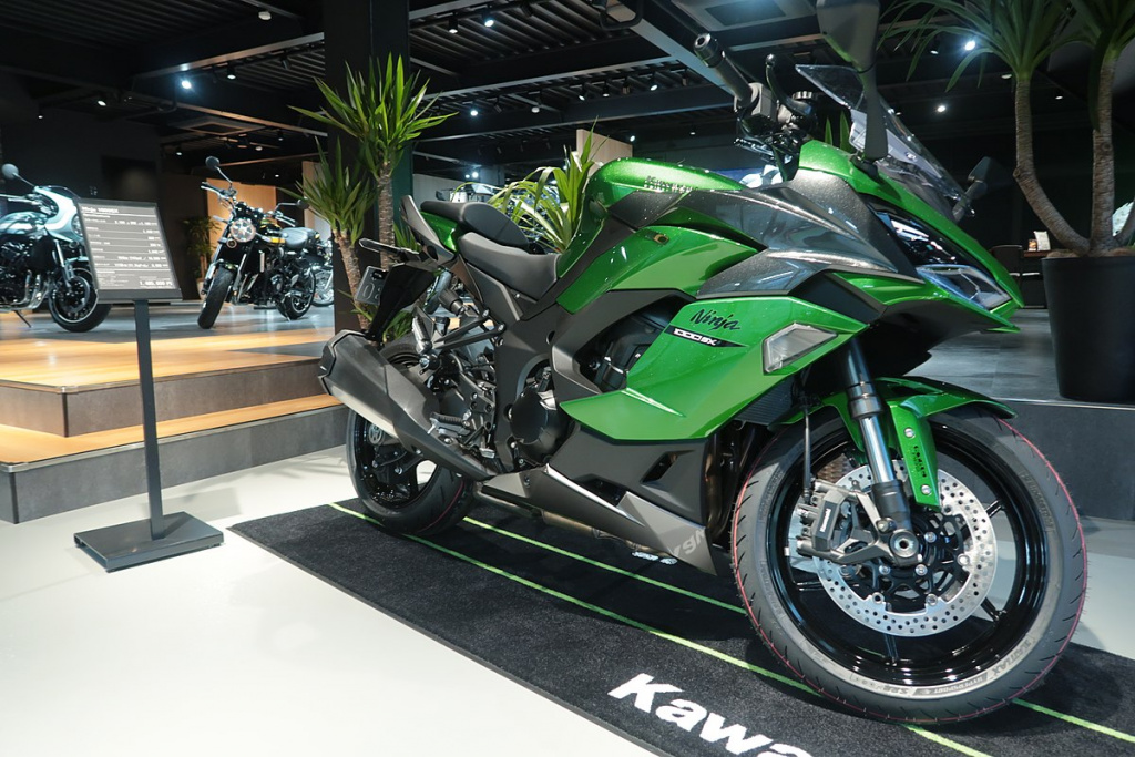 1200px-Kawasaki_Ninja_1000SX_2020_SlantView.jpg